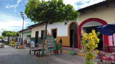 Kosta Rika yakınlarındaki mavi gökyüzü altında dükkan, mimari ve yerel yaşamla kolonyal Granada Nikaragua 'yı keşfetmek.