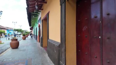 Granada Nikaragua sokaklarını keşfederek sömürge mimarisi, yerel dükkanlar ve gündüzleri yürüyen insanlarla doluydu..