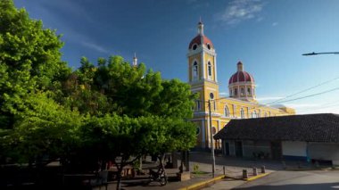 Granada, Nikaragua 'da yürüyoruz. Renkli binalar ve ağaçlar Orta Amerika ve Kosta Rika yakınlarındaki caddelerde..