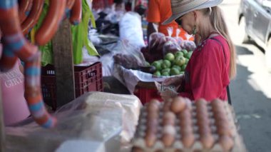 Olgun kadın, Granada Nikaragua 'daki sokak marketlerinden alışveriş yapıyor. Çeşitli tezgah ve satıcılar arasında taze yiyecek ve yerel eşyalar arıyor..