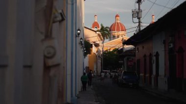 Koloni Granada Nikaragua 'sında yürümek ve günlük hayatı ve yerel mimariyi gözlemlerken sokakları keşfetmek