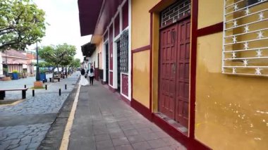Granada Nikaragua 'nın koloni sokaklarında dolaşın ve bu orta Amerika şehrindeki renkli binaları ve yerel hayatı görün..