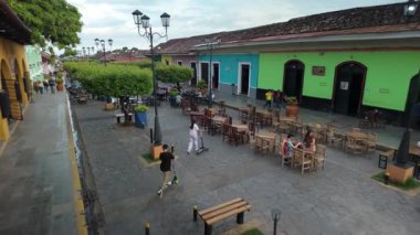 Granada, Nikaragua - 01 04 2025: Koloni Granada Nikaragua 'sından canlı sokaklar, yerel halk ve Orta Amerika' daki kafe ve dükkanlar yakınlarındaki faaliyetleri görmek için yürüyün.
