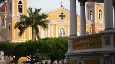 Granada Nikaragua 'nın hareketli sokaklarını, koloni mimarisini, yerel dükkanları ve canlı toplum yaşamını tecrübe edin..