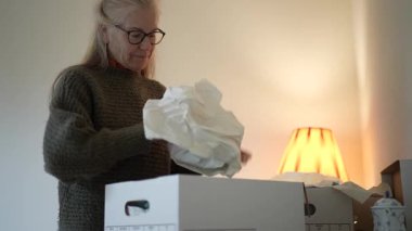 Olgun bir kadın evinde aile antikalarını ve aile yadigarlarını dikkatlice açar. Geçmişten gelen anıları ve hikayeleri gün ışığına çıkarır..