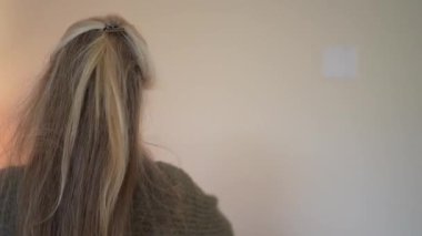 Kadın evinde aile antikalarının olduğu kutuları açıyor. Ailesinin geçmişteki hatıralarını ve eski porselenleri ortaya çıkarıyor..