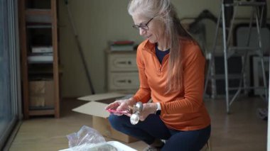 Olgun bir kadın kendisine miras kalan gümüş çatal bıçak takımına yakından bakar, aile geçmişiyle ilgili anıları ve paylaşılan anları hatırlar..