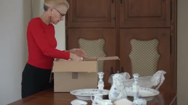 Olgun bir kadın miras kalan porselen takımlarını açar ve aile yemeklerini ve yemek masasında sevgi ve miras dolu anılarını hatırlar..