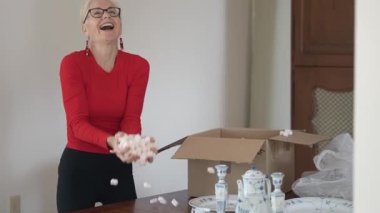 Kadınlar miras kalan porselenleri açıp havaya fıstık atarken aile yemeklerini ve hikayelerini hatırlamayı severler.