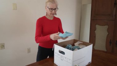 Olgun kadın, aile yemeklerini ve yıllardır evde geçirdiği anları düşünürken antika porselen setleri açıyor..