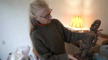 Olgun bir kadın, hatıra ve hikayelerle dolu bir kutudan eşyaları çıkarırken aile hazinelerini ve aile yadigarlarını keşfeder..