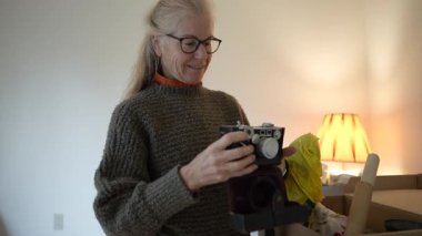 Olgun bir kadın antika bir fotoğraf makinesini açıyor ve bu aile yadigârıyla ve geçmişiyle ilgili anılarını anlatıyor..