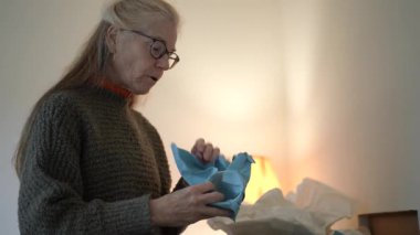 Olgun kadın aile antikalarını ortaya çıkarmak için kutuları açıyor ve geçmişiyle ve aile geçmişiyle ilgili her şeyle ilgili hikâyeleri paylaşıyor..