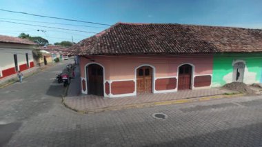 Granada, Nikaragua - 01 04 2025: Granada, Nikaragua - 01 03 2025: Granadas koloni sokaklarında dolaşın, renkli binaların ve Kosta Rika yakınlarındaki canlı günlük aktivitelerin tadını çıkarın.