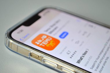 Akıllı telefon ekranında TEMU uygulama düğmesine basan bir parmağın yakın plan görüntüsü. Fotoğraf, Polonya 'daki online alışverişi, TEMU uygulamasını indirmeyi ve Çin' den ucuz ürünler almayı gösteriyor.