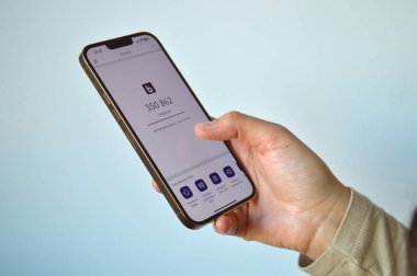 Modern Polonya finansal ekosistemindeki bir ATM 'den kazanç elde etmek, alışveriş ve güvenli çevrimiçi ödemeler için bir BLIK kodu oluşturmak için mobil bankacılık uygulaması kullanan bir kişinin kapatılması