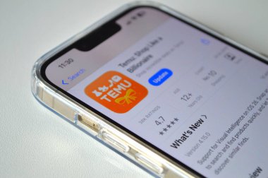 Akıllı telefon ekranında TEMU uygulama düğmesine basan bir parmağın yakın plan görüntüsü. Fotoğraf, Polonya 'daki online alışverişi, TEMU uygulamasını indirmeyi ve Çin' den ucuz ürünler almayı gösteriyor.