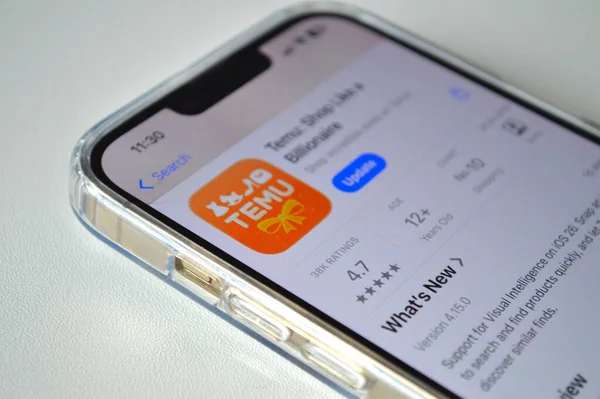 Akıllı telefon ekranında TEMU uygulama düğmesine basan bir parmağın yakın plan görüntüsü. Fotoğraf, Polonya 'daki online alışverişi, TEMU uygulamasını indirmeyi ve Çin' den ucuz ürünler almayı gösteriyor.