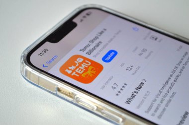 Akıllı telefon ekranında TEMU uygulama düğmesine basan bir parmağın yakın plan görüntüsü. Fotoğraf, Polonya 'daki online alışverişi, TEMU uygulamasını indirmeyi ve Çin' den ucuz ürünler almayı gösteriyor.
