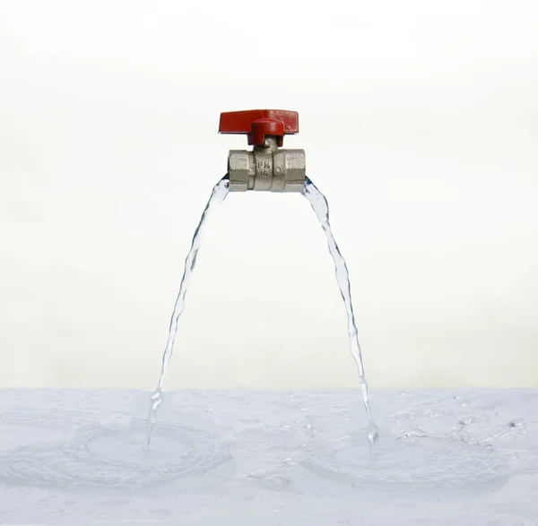 Побереги воду! Водопроводная вода создает потоп . — стоковое фото