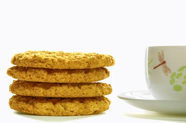 Xícara de cor de chá com biscoitos de aveia em um fundo branco — Fotografia de Stock