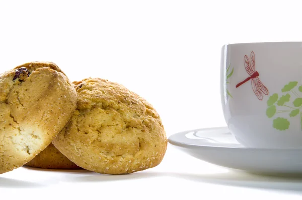 Couleur tasse de thé avec des biscuits à l'avoine sur un fond blanc — Photo