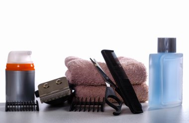 Beyaz bir arka plan üzerinde kozmetik çantası ve saç kesme makinesi