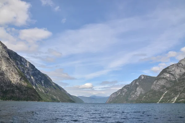 Vista desde el agua en naerofjord, Noruega — Foto de Stock