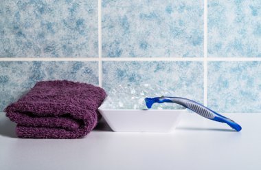 Tıraş aksesuarları beyaz bir tablo üzerinde bir dizi