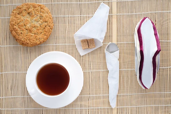 Taza de té en una servilleta de bambú, vista superior — Foto de Stock