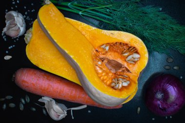 Kesilmiş balkabağı ve sebzeli kompozisyon. Çorba püresi içeriyor. Sonbaharın Hediyeleri. Üst görünüm.