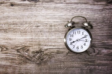 Ahşap arkaplanda geri alarm saati