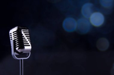 öncü ışıklandırma arka planına sahip mikrofon