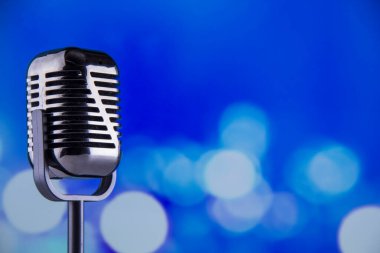 mavi arkaplan ile mikrofon