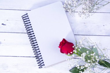 Çiçekler ve defter ahşap korulukta