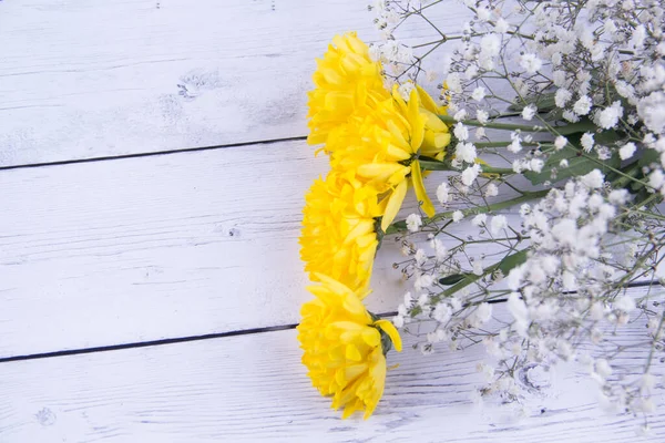 Flores Amarelas Brancas Sobre Fundo Madeira — Fotografia de Stock