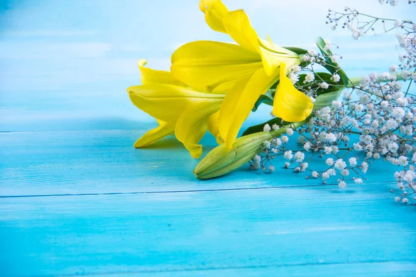 Flores Amarelas Backgorund Madeira Azul — Fotografia de Stock