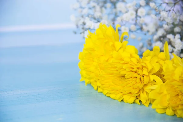 Żółte Kwiaty Niebieskim Drewnianym — Zdjęcie stockowe