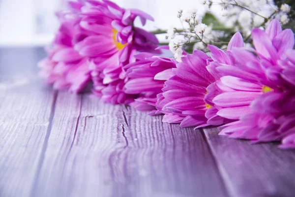 Fioletowe Kwiaty Drewnianym Tle — Zdjęcie stockowe