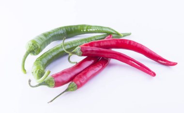 Taze yeşil ve kırmızı biber beyaz arka planda izole edilmiş.