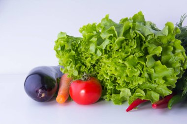 Tahtadaki sebzeler - patlıcan, domates, biber, koyu arkaplan