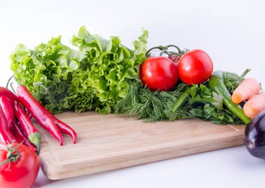 Tahtada taze sebze, mavi ahşap arka plan. Biber, domates, havuç.