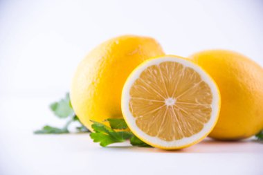 Tahta bir masada taze limon.