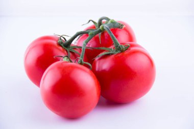 Beyaz arkaplanda domates