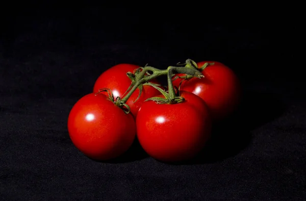 Tomate Auf Dunklem Hintergrund — Stockfoto