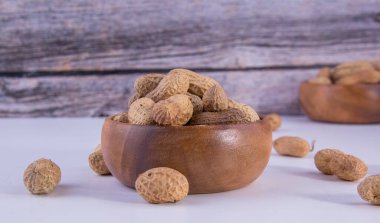 Ahşap arka planda yer fıstıkları