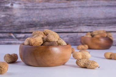 Ahşap arka planda yer fıstıkları