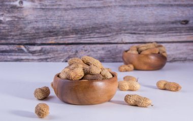 Ahşap arka planda yer fıstıkları