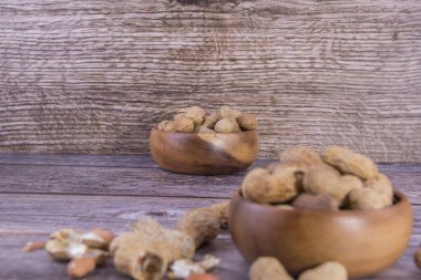 Ahşap arka planda yer fıstıkları