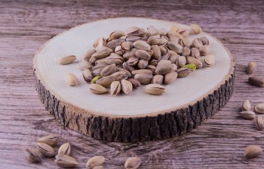 Ahşap masada fıstıklar ve ahşap arka planda